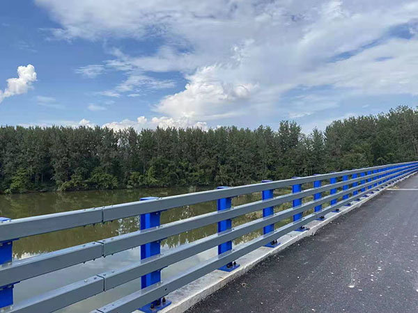 不銹鋼復(fù)合管護欄自助廠家增多 市場競爭加劇